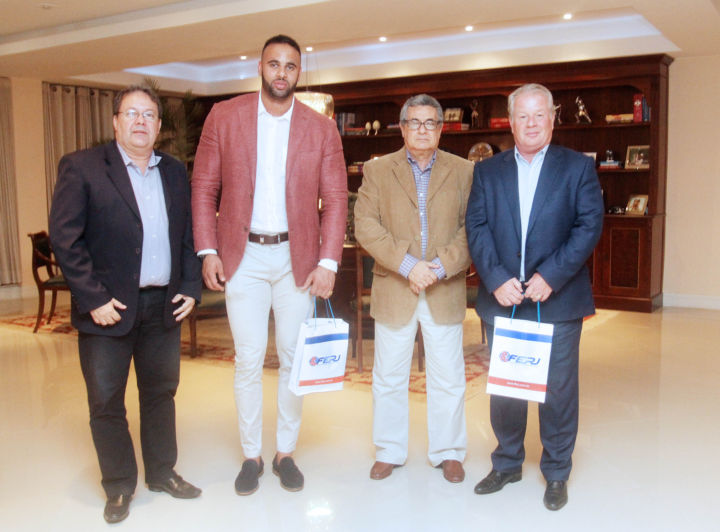 Treinador com passagem pelo Chelsea visita a FERJ