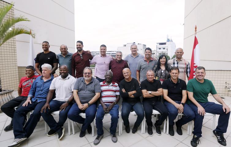 Gerações do Bangu em encontro na FERJ