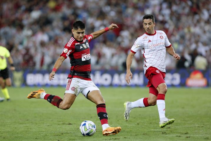 Flamengo e Internacional, tudo igual no Maracanã!