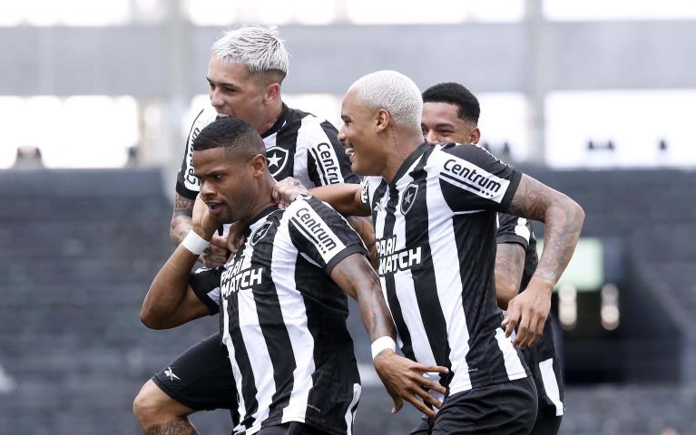 Botafogo vence o Bangu e dorme na liderança