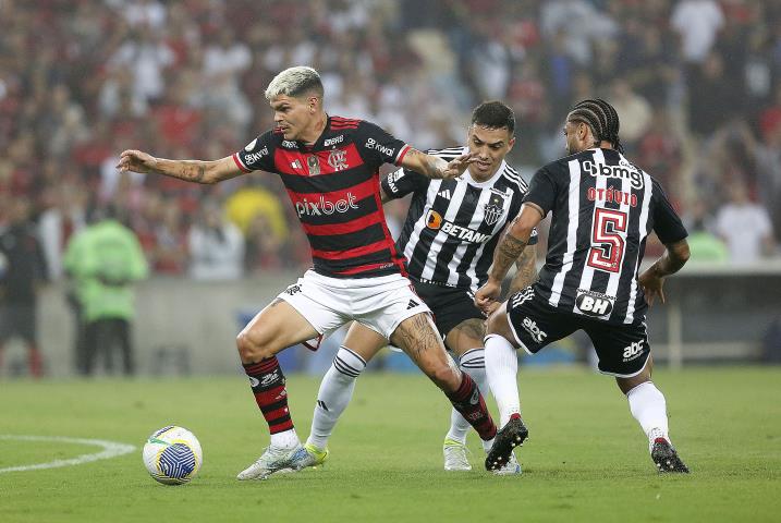 Flamengo empata com o Atlético-MG e volta ao G4 do Brasileirão