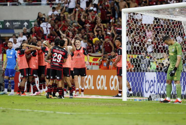 Flamengo vence clássico e mantém liderança