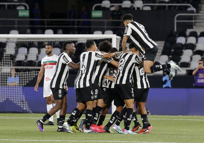 Botafogo vence a Portuguesa, por 2x0, no Nilton Santos