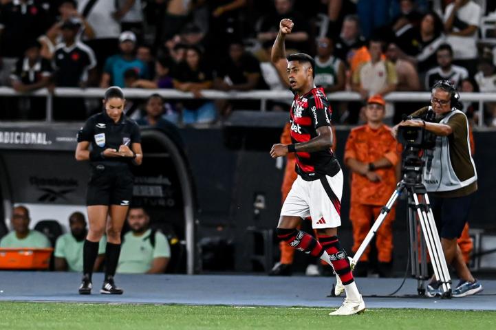 Flamengo vence o Vasco da Gama, por 1 a 0, no Nilton Santos