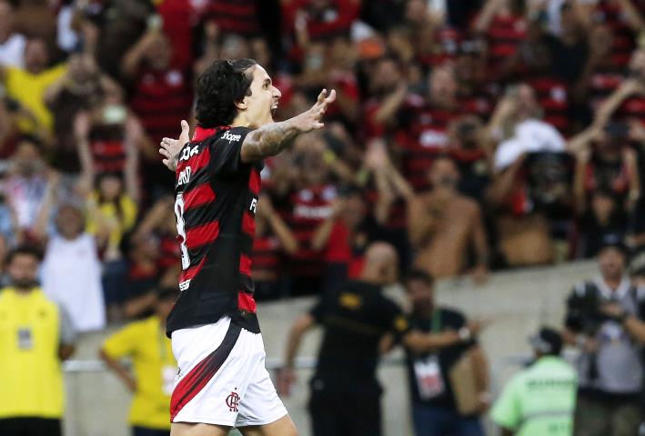 Flamengo goleia o Corinthians no Maracanã