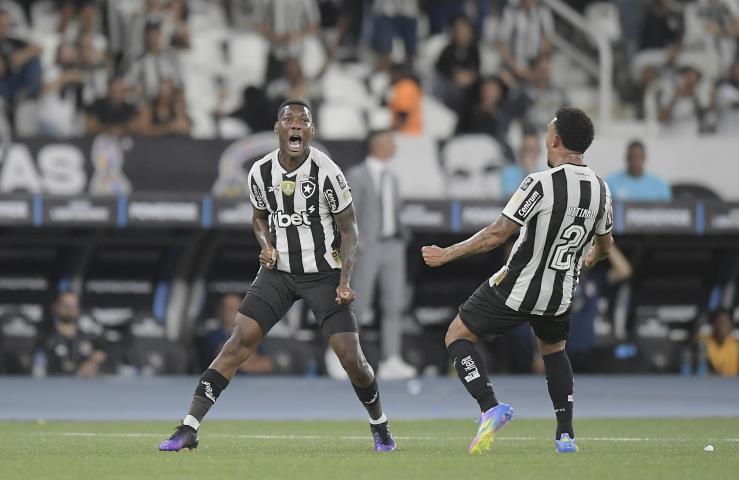 Botafogo desencanta no fim e supera o Carabobo-VEN
