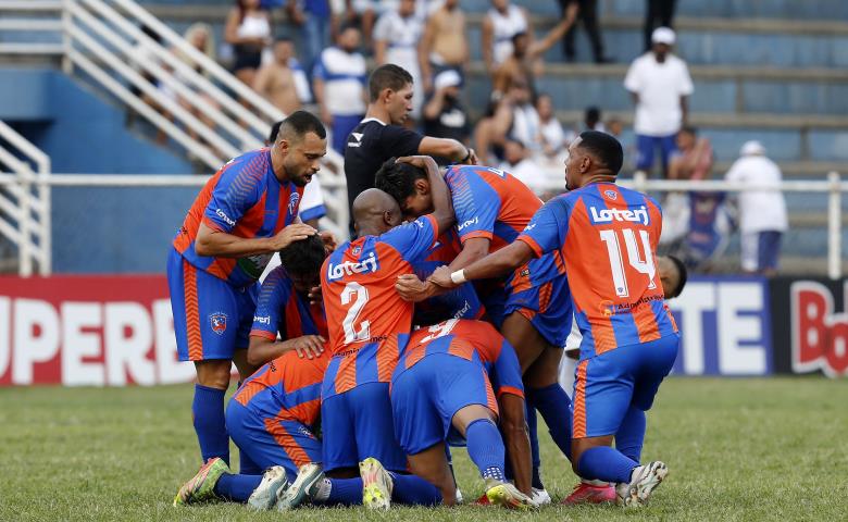 Duque de Caxias ganha a segunda seguida