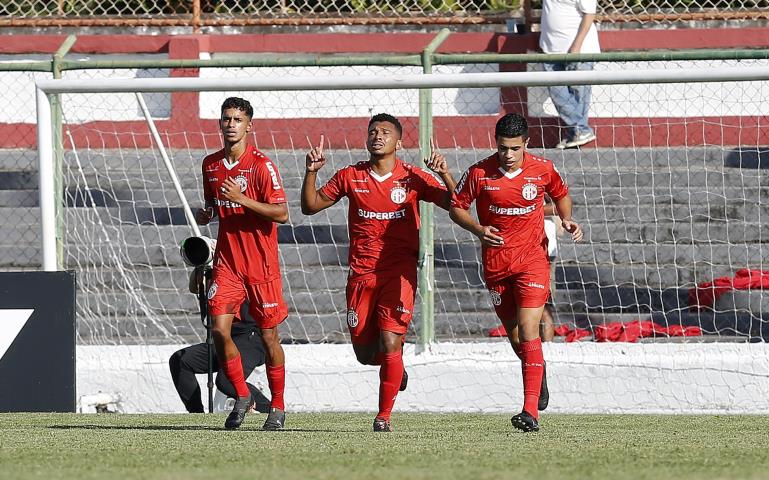 America ganha o clássico e entra no G4