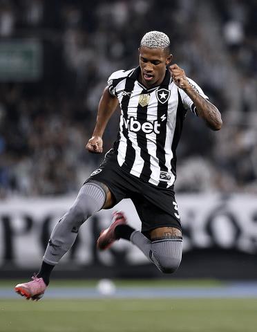 Botafogo goleia o Bragantino-SP no Nilton Santos