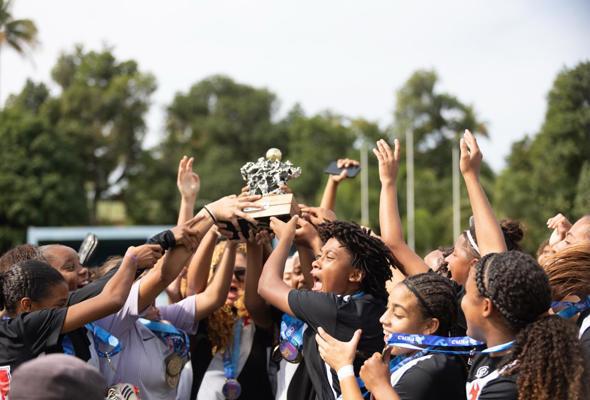 Cruz-Maltinas recebem o troféu da Copa Rio Feminina Sub-17