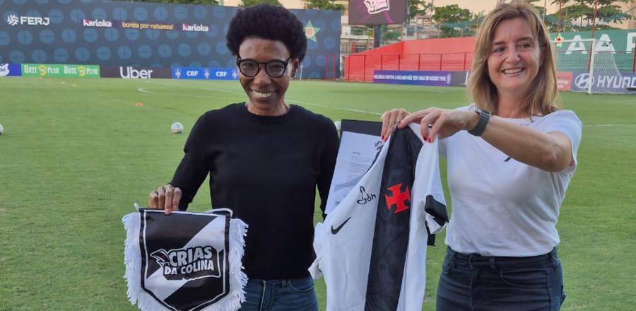 Pretinha recibe la camiseta de embajadora de las Crias da Colina del Vasco