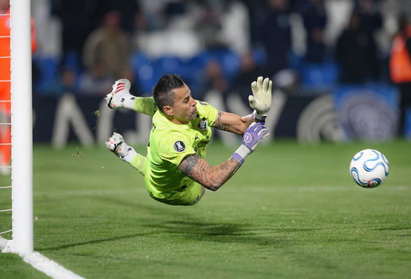 Fábio brilha nos pênaltis e classifica o Flu para as quartas da Libertadores