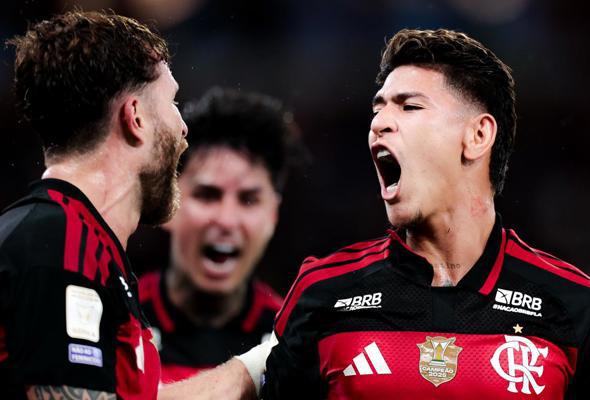 Gol no fim mantém Flamengo na ponta do Brasileirão