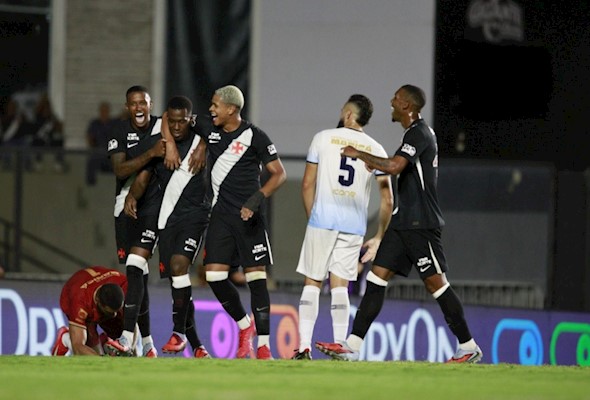 Em jogo movimentado, Vasco vence a primeira no Cariocão