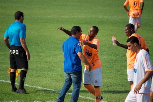 Na estreia de Zinho, Nova Iguaçu vence e se garante na Série A