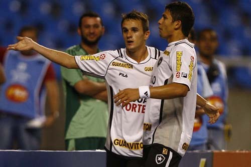 Botafogo vence o clássico e segue na zona da Libertadores
