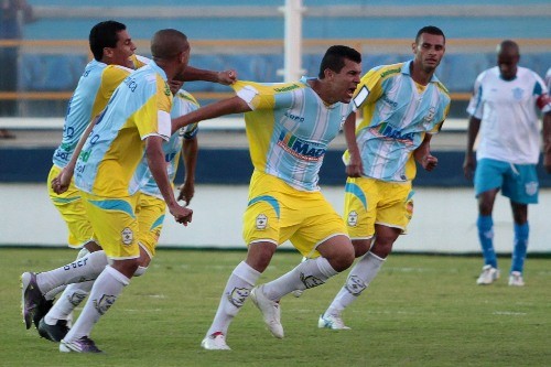 Macaé goleia e se garante na Série C do Brasileiro