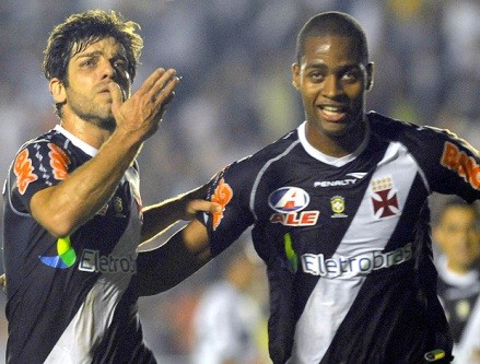 Vasco vence o Coritiba e encosta no líder