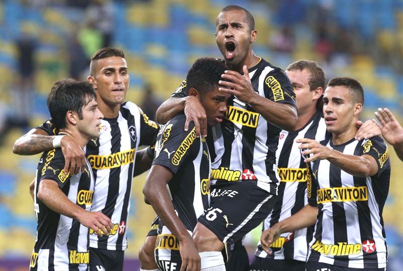Botafogo vence e assume a liderança do Brasileiro