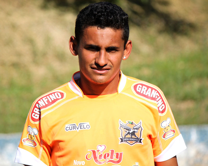 Nova Iguaçu fecha elenco com revelação do futebol do Mato Grosso