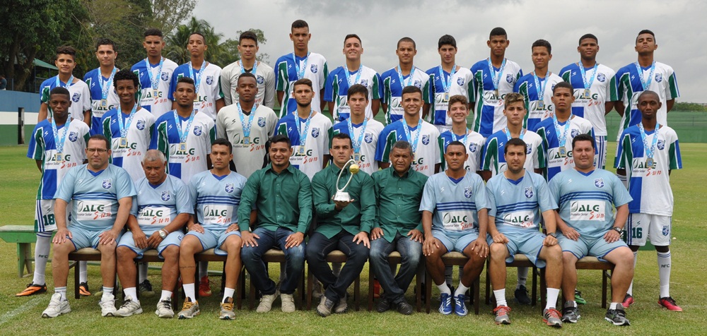 Artsul posa para foto histórica com os campeões do Sub-17