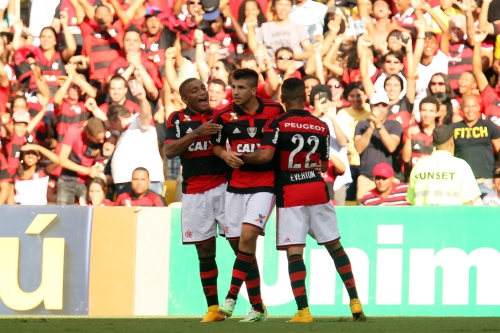 Flamengo vence o Coritiba e se livra do rebaixamento