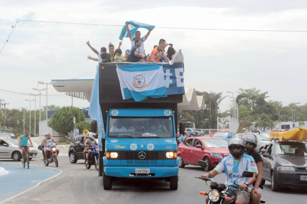 Jogadores do Macaé são recebidos com festa na cidade