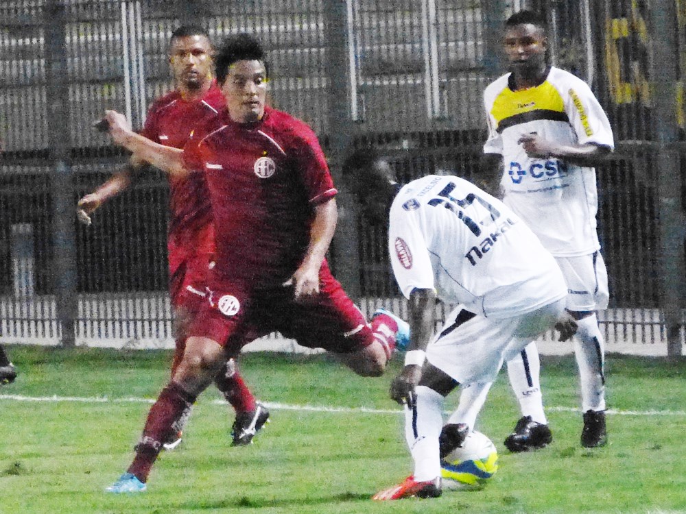 Volta Redonda vence o America com gol no fim