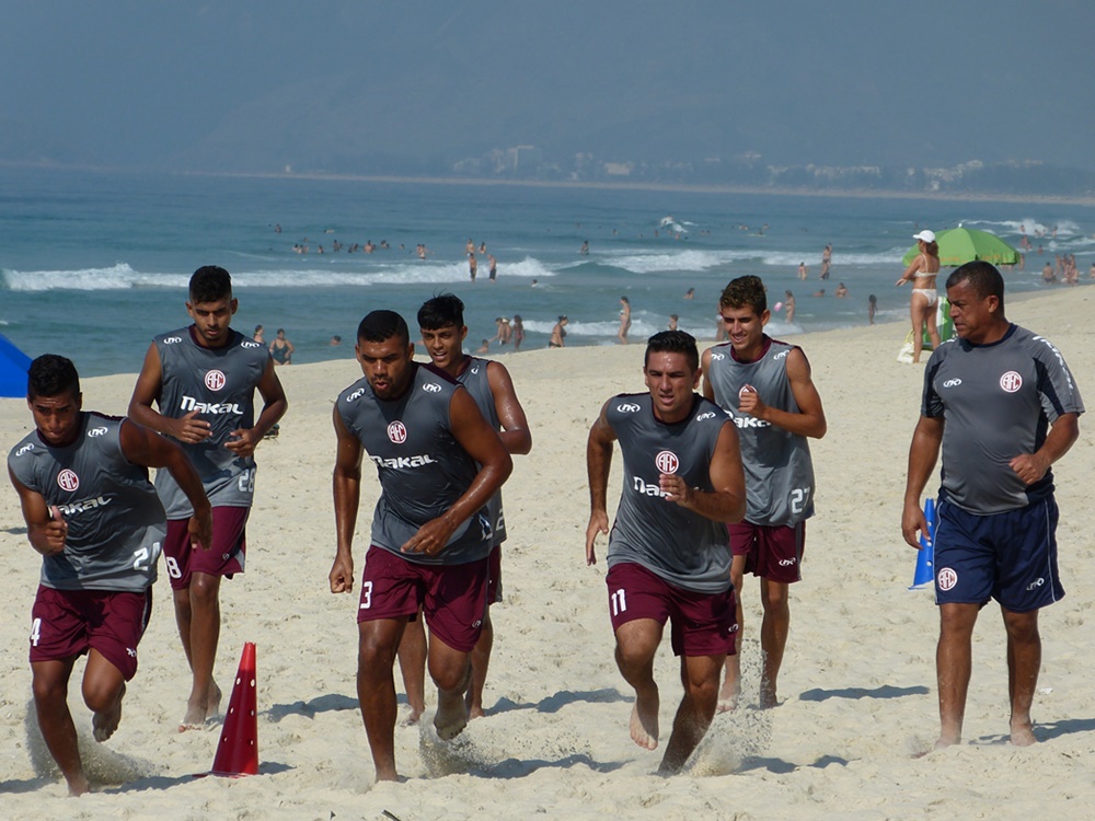 Rubros iniciam semana com treinos na praia
