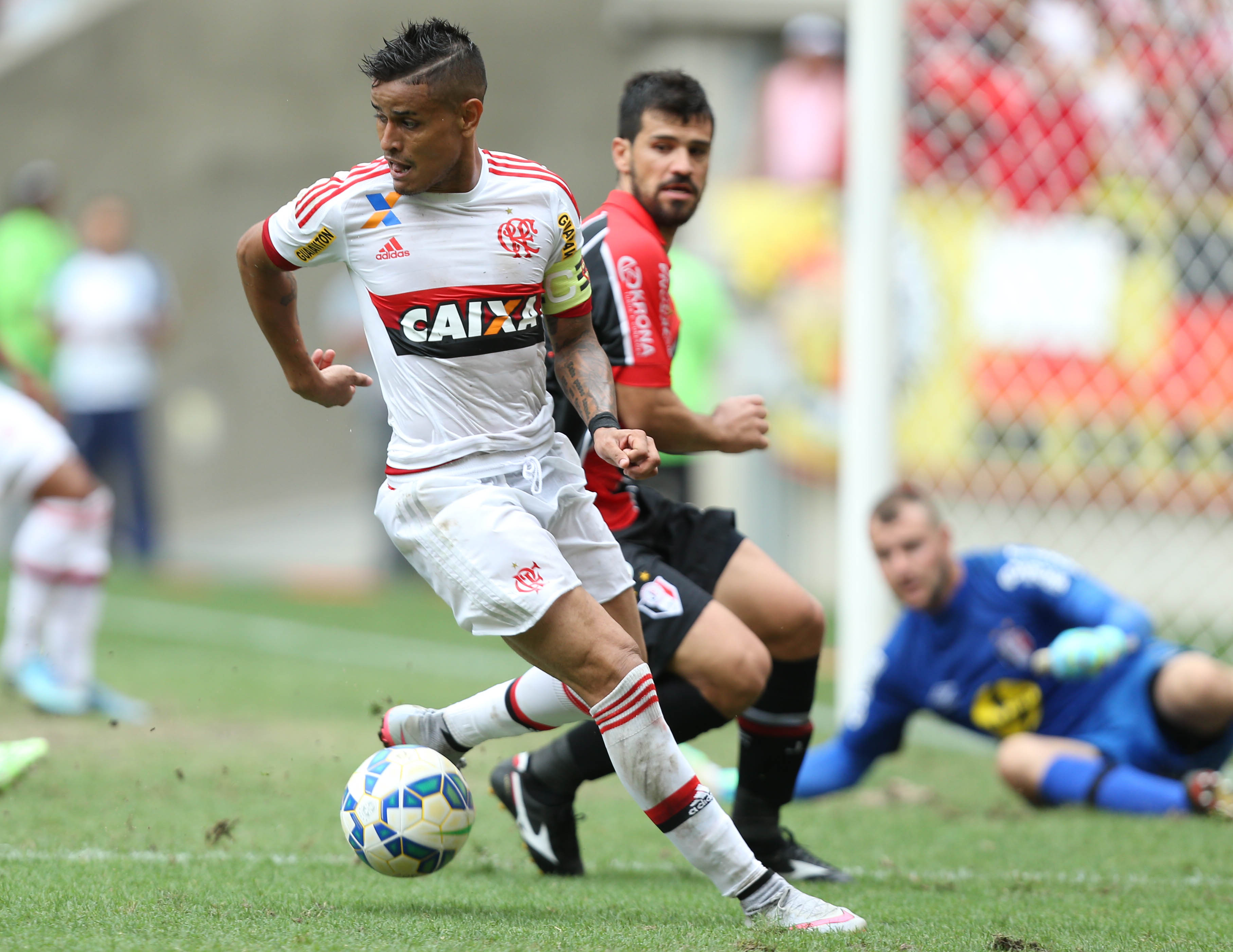 Flamengo vence o Joinville e se reaproxima do G4