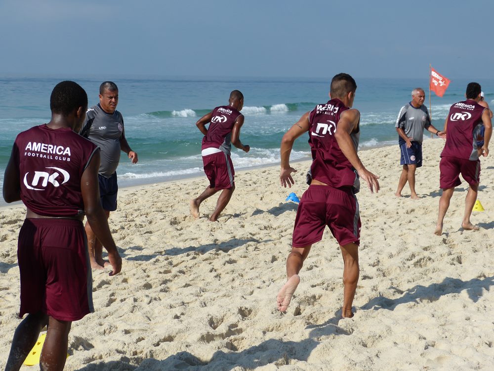 Praia da Barra da Tijuca recebe treinos do America