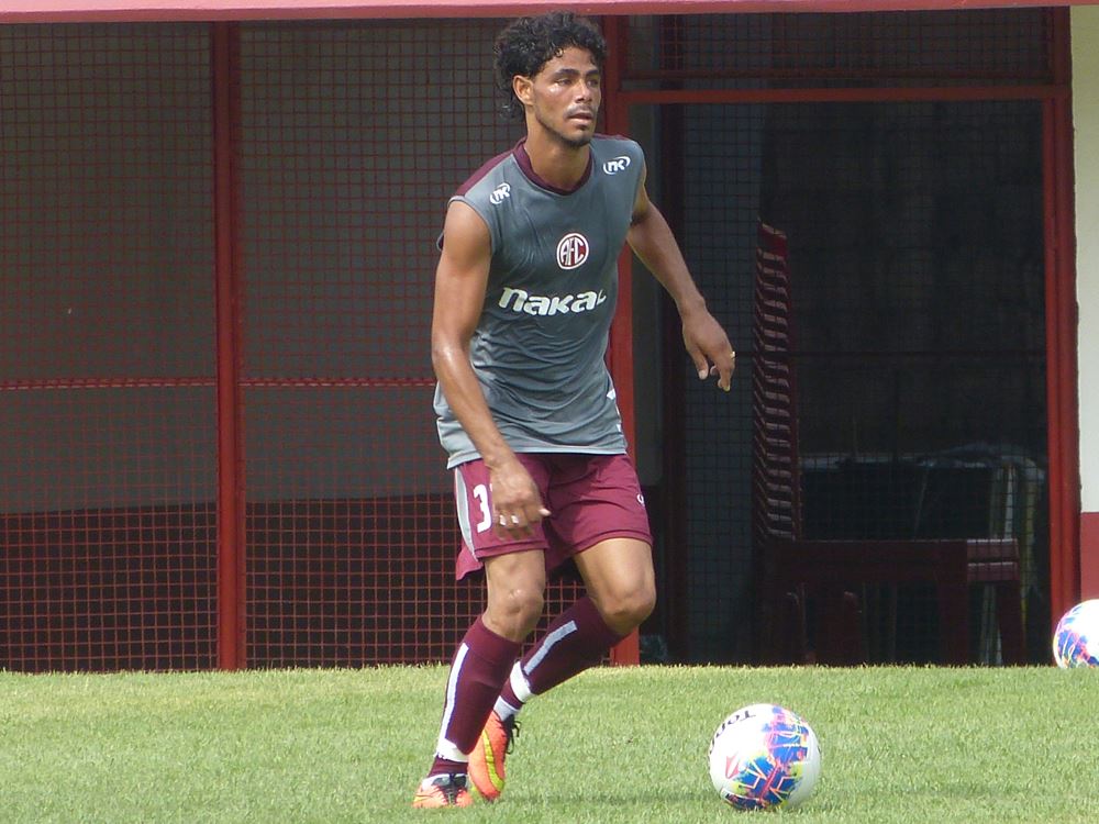 Após "estrear", Léo Rocha elogia elenco do America