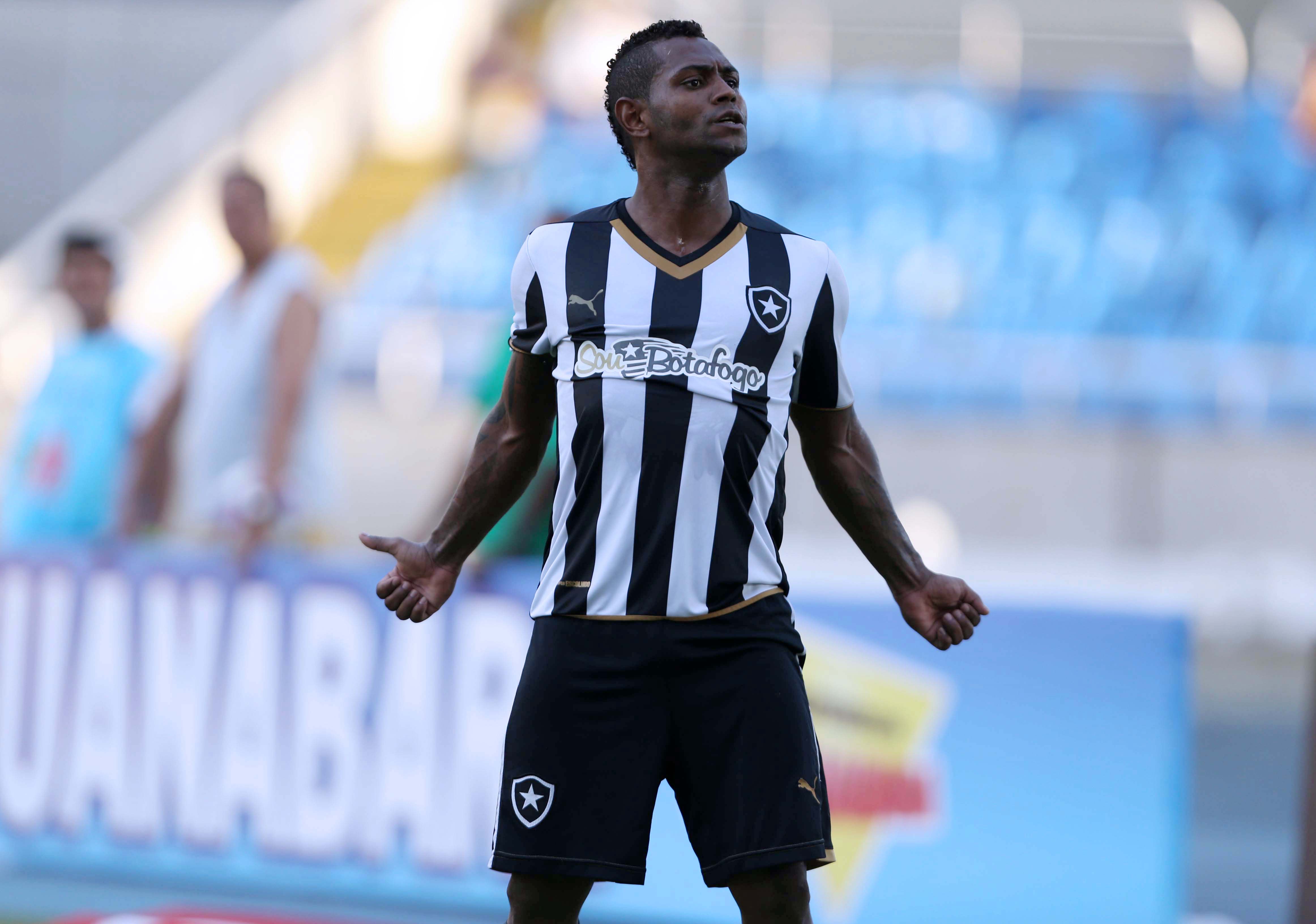 Botafogo vence Nova Iguaçu de virada e assume a ponta do Carioca