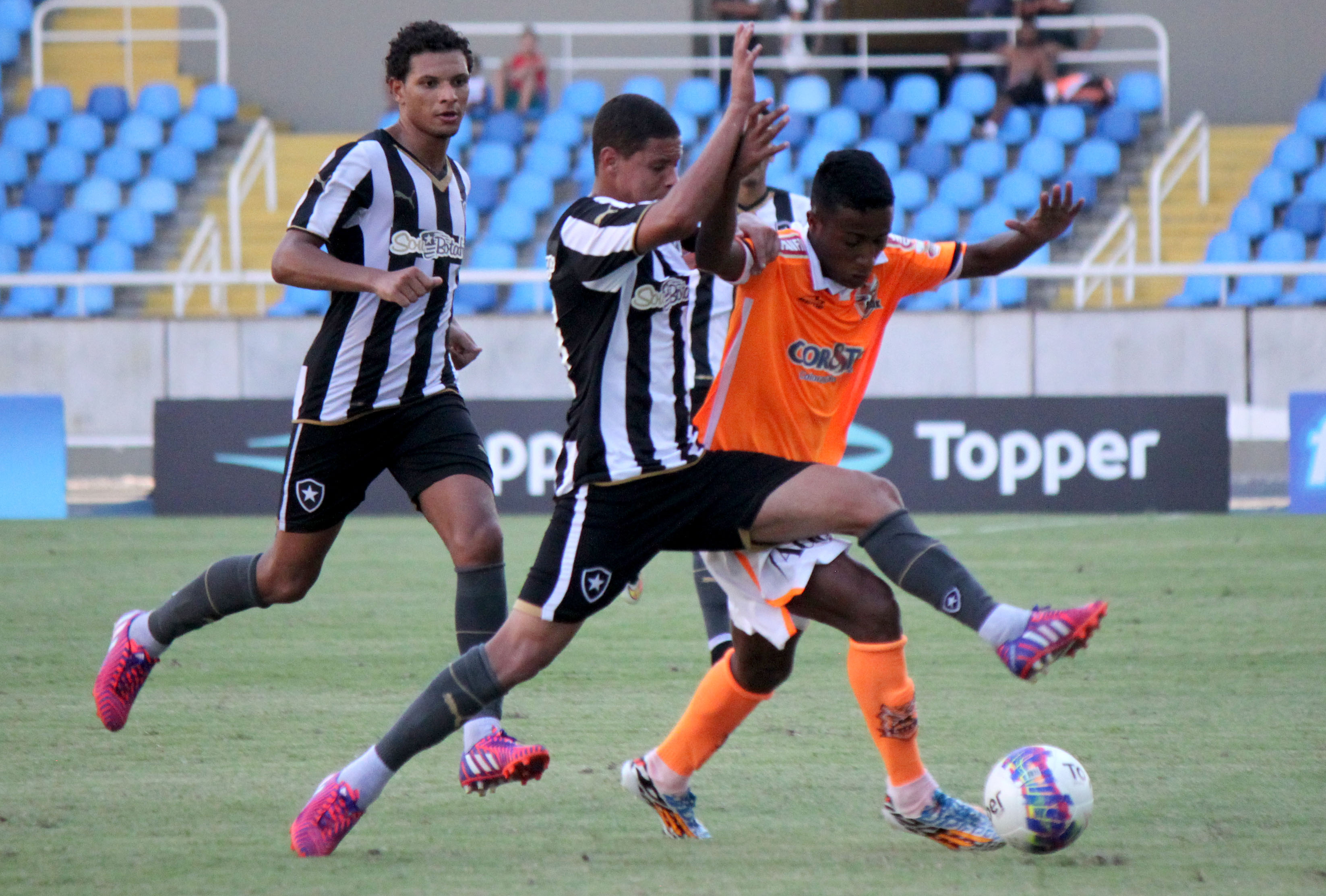 Marlon comemora primeiro gol como profissional do Nova Iguaçu