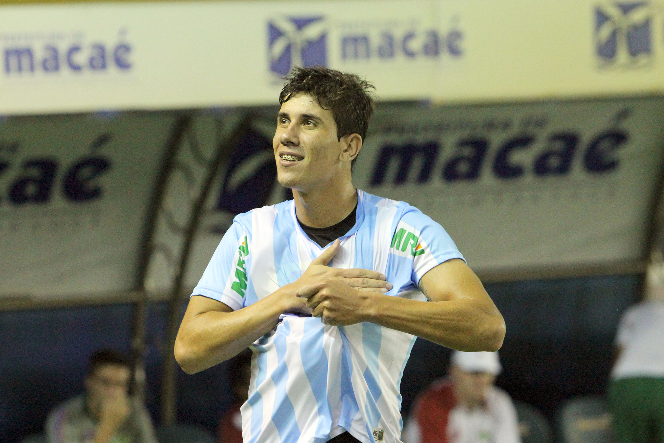 Macaé bate a Cabofriense no Moacyrzão e cola no G4