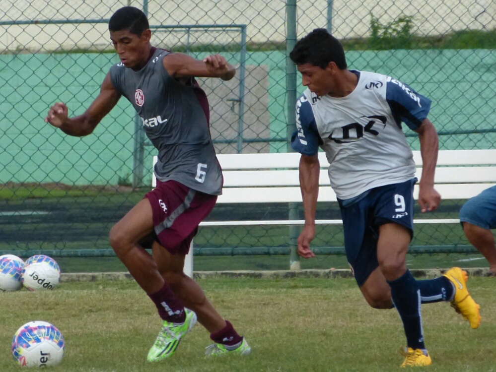 Profissionais do America superam Juniores no CFZ