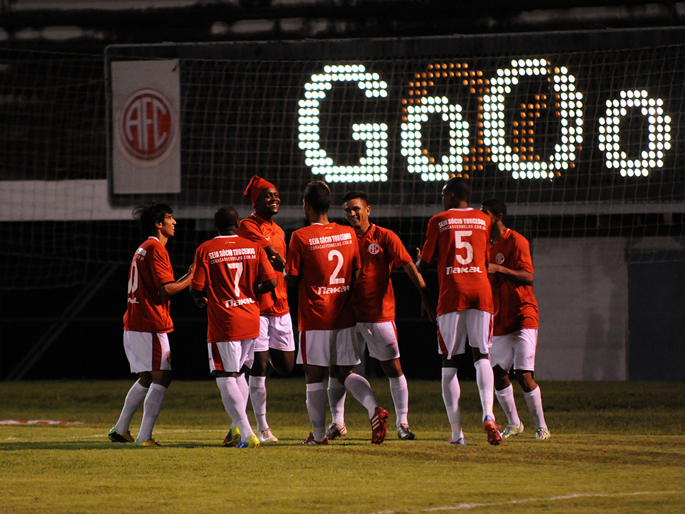 America vence mais uma em casa e reassume a liderança do Estadual