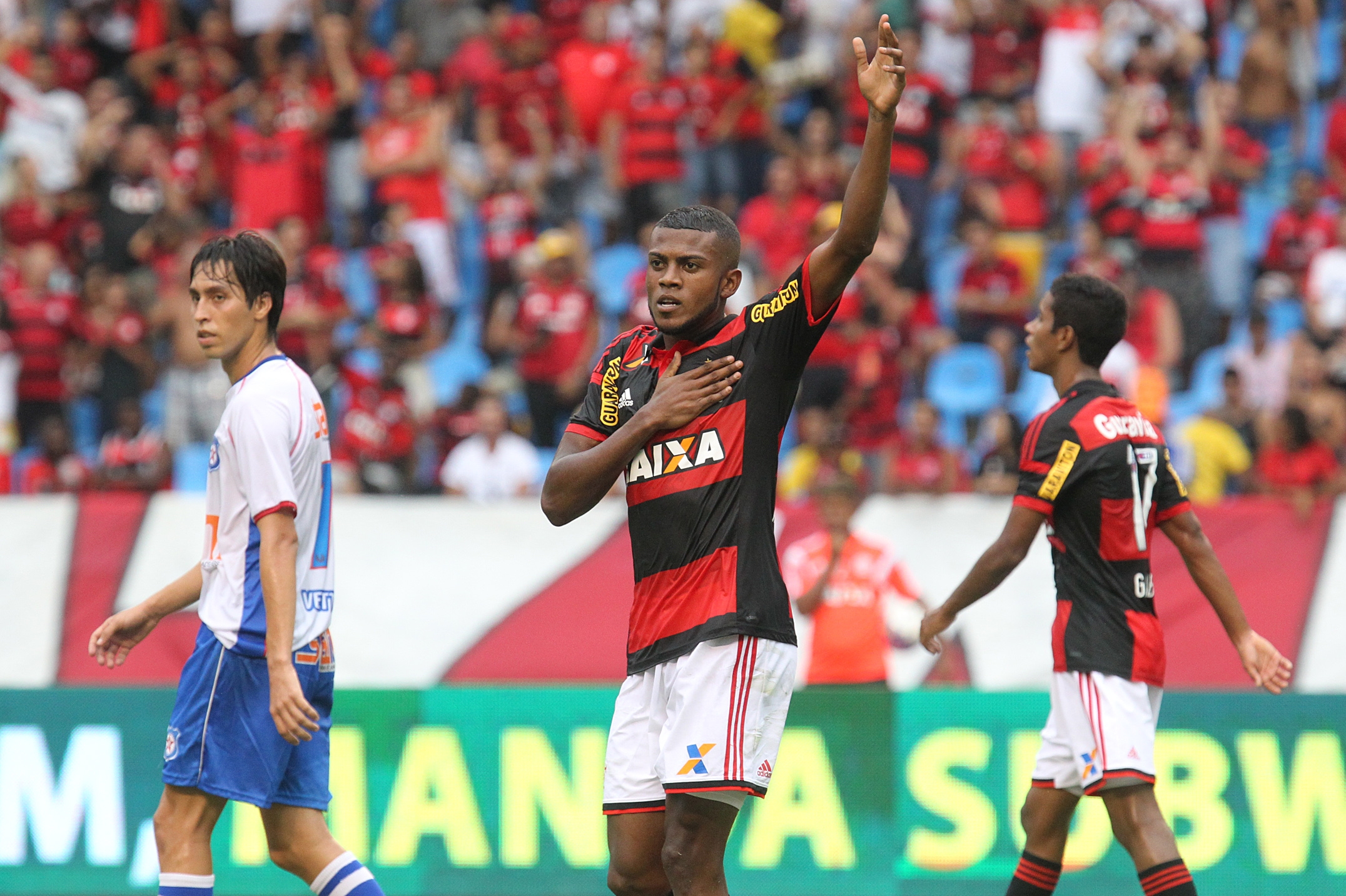 Flamengo vence o Friburguense e retorna ao G4