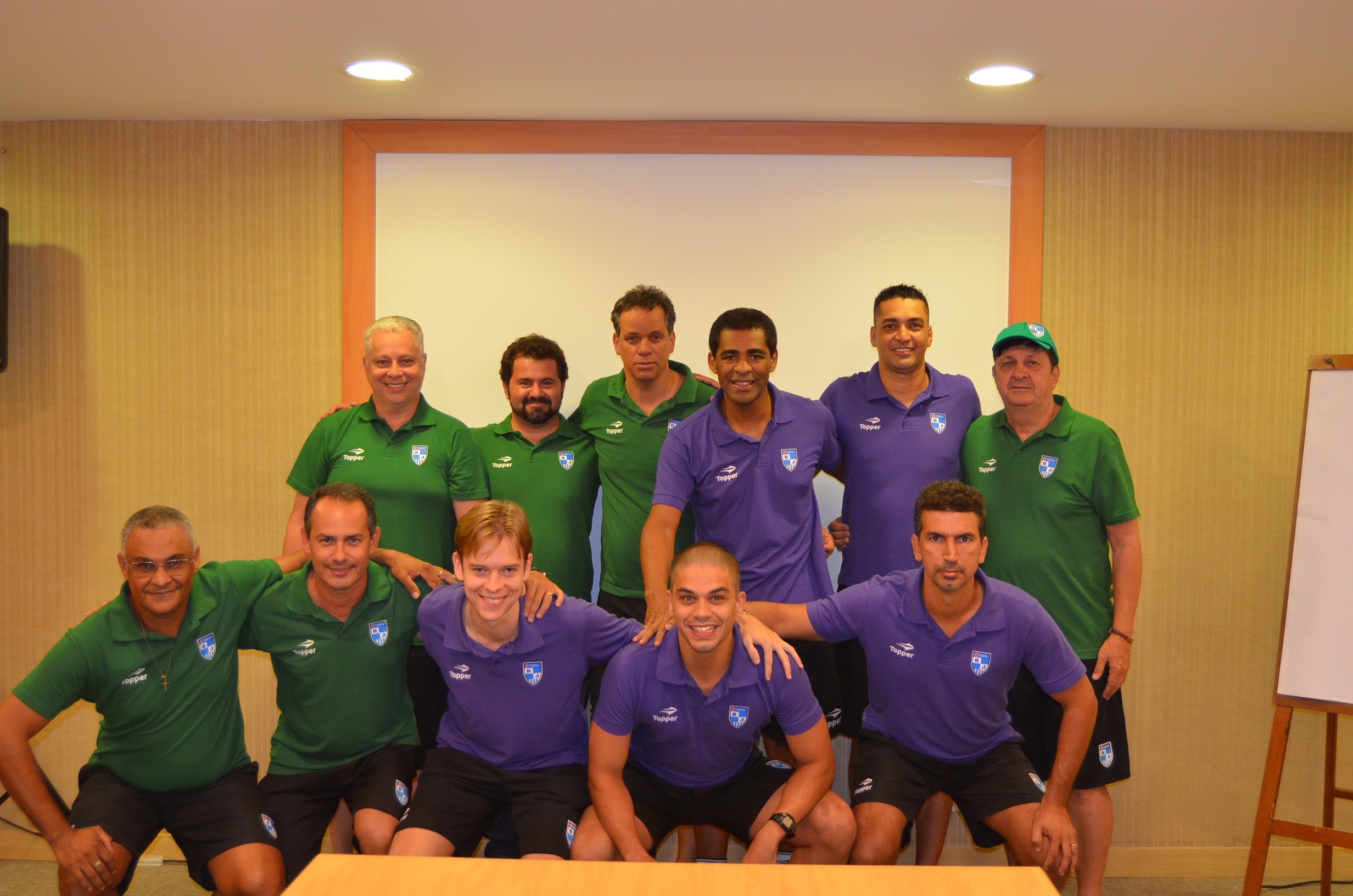 Árbitros e assistentes concentrados para decisão