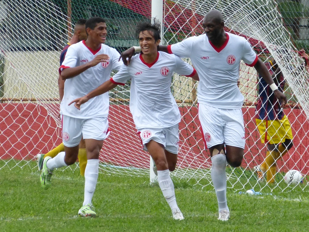 Trio de ataque marca e America goleia o Barcelona