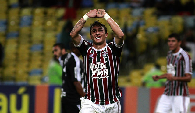 Fluminense bate a Ponte Preta e encosta no G-4 do Brasileirão