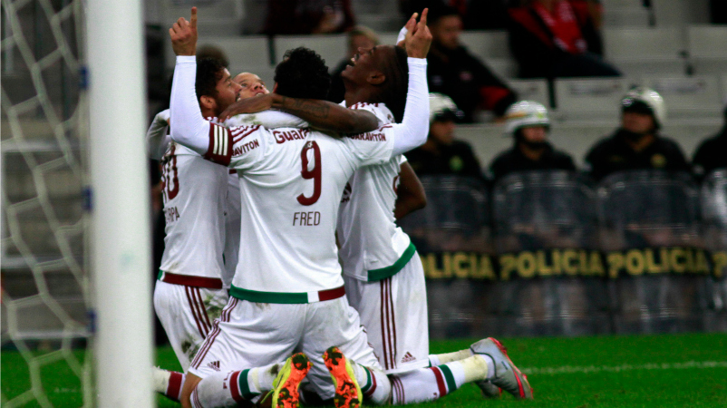 Fluminense supera o Atlético-PR e segue na briga pela liderança do Brasileirão
