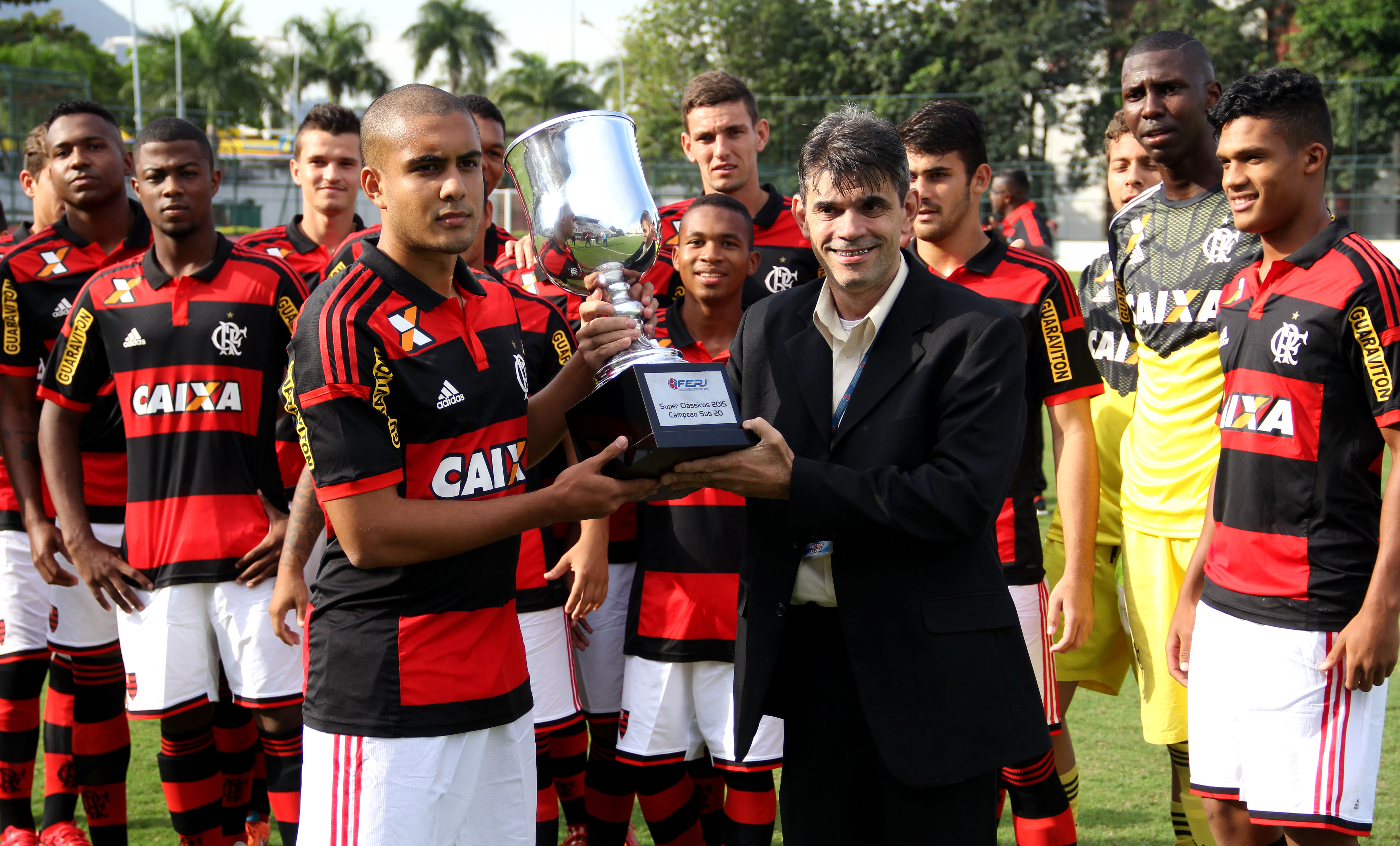Flamengo recebe o Troféu Super Clássicos Sub-20