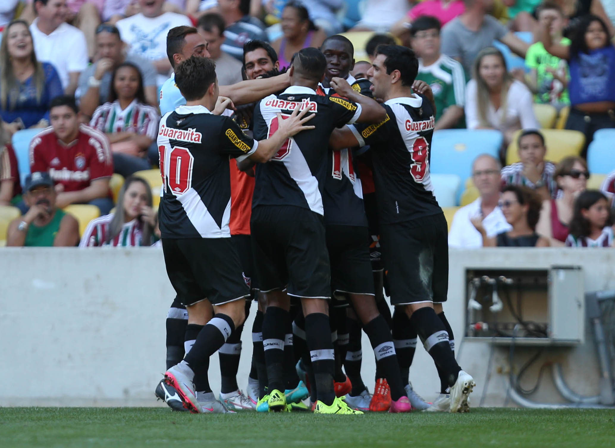 Vasco bate o Fluminense no clássico do Maracanã