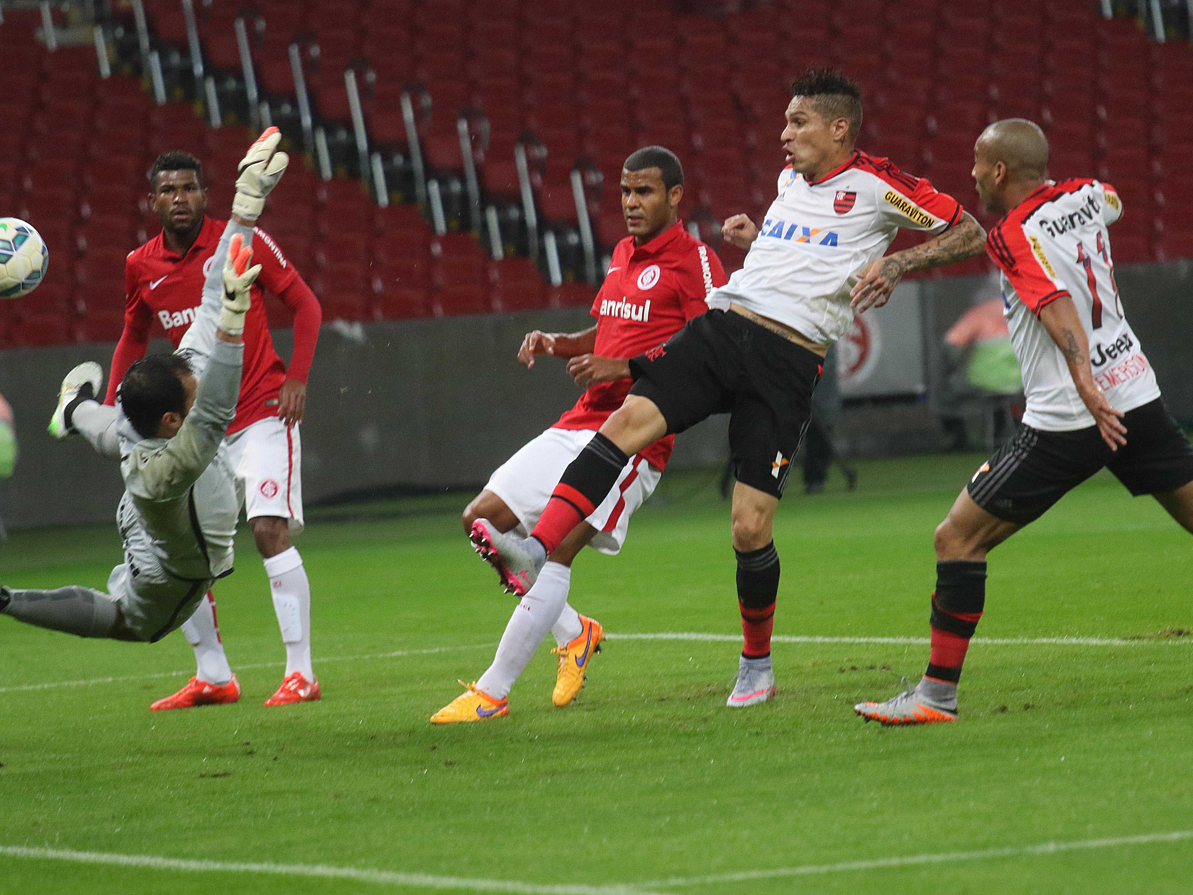 Guerreiro brilha na estreia e Flamengo supera o Internacional