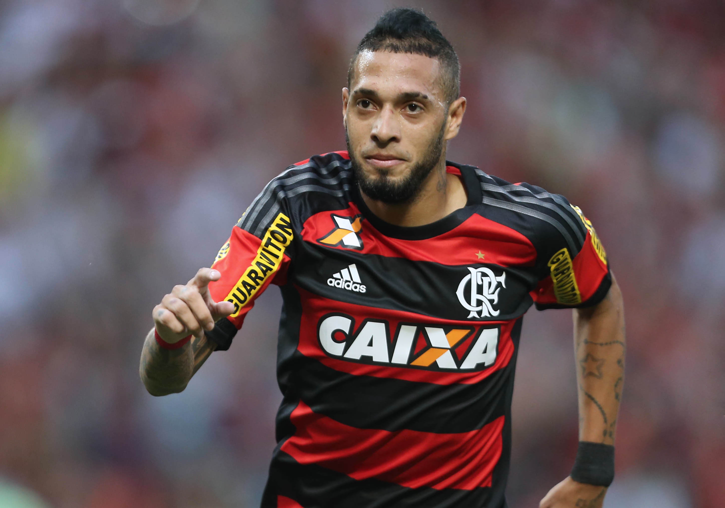 Flamengo passa pelo Fluminense e cola no G-4 do Brasileirão