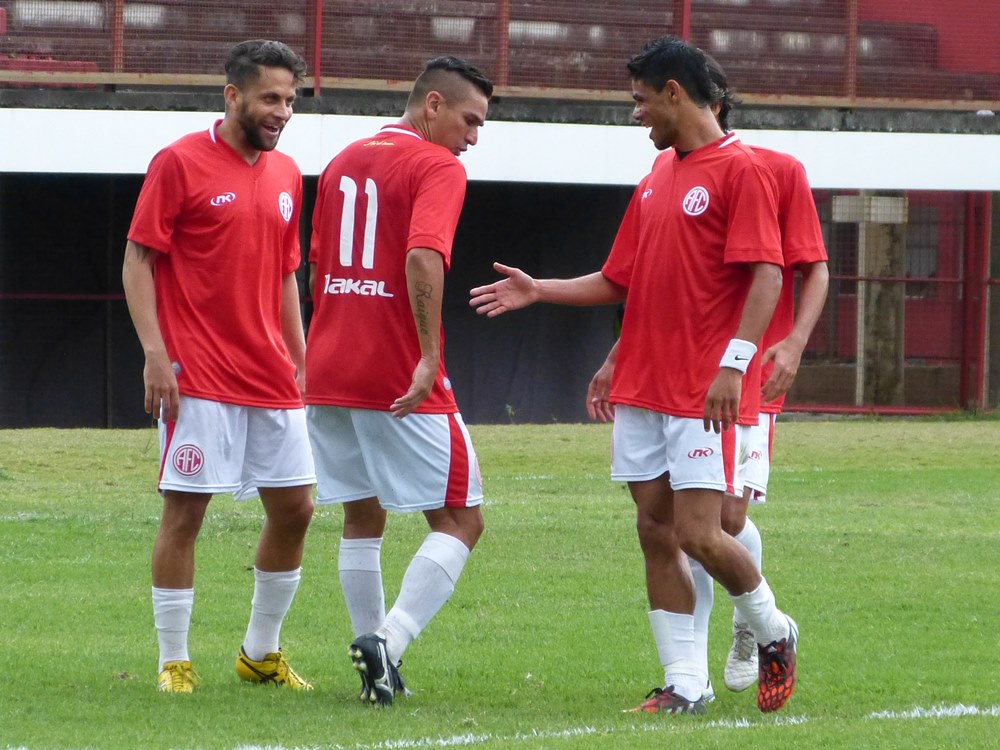 America vence o Macaé e retoma a liderança