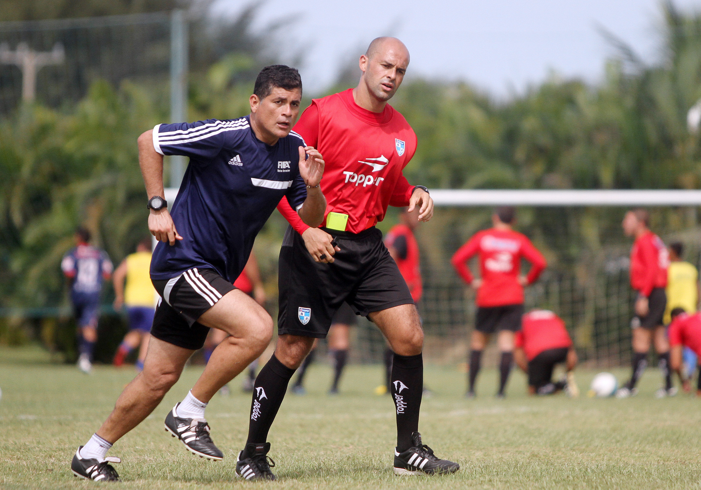 Com a participação de Óscar Ruiz, árbitros e assistentes treinam pesado