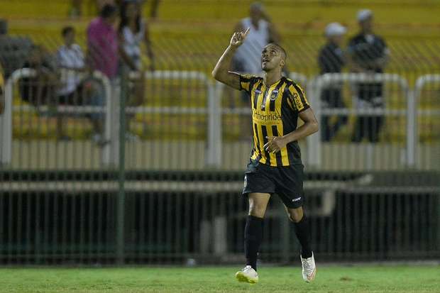 Com dois gols de Thiago Amaral, Voltaço vence o Fluminense