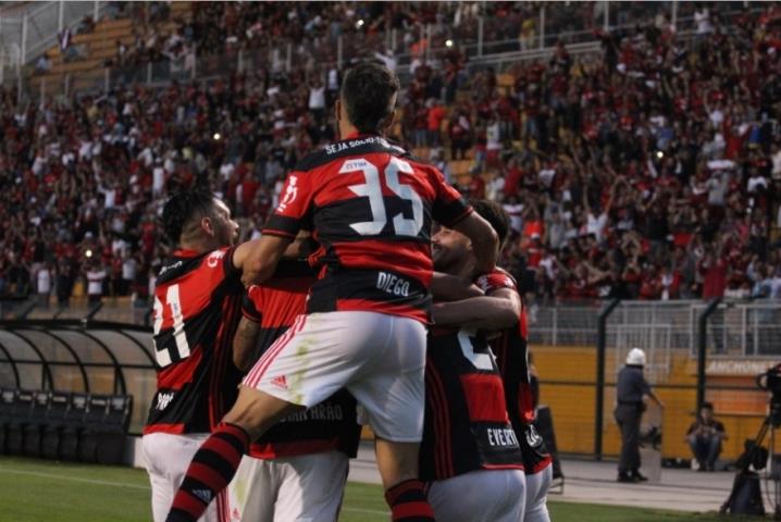 Flamengo vence e segue na cola do Palmeiras